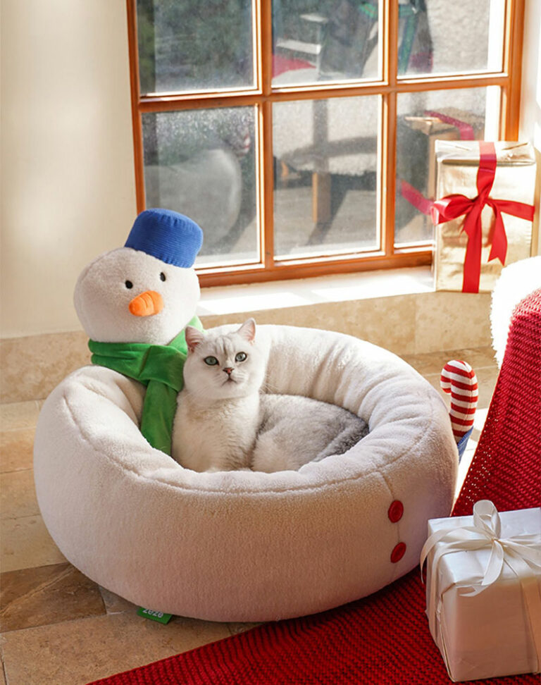 Hug Snowman Cat Bed